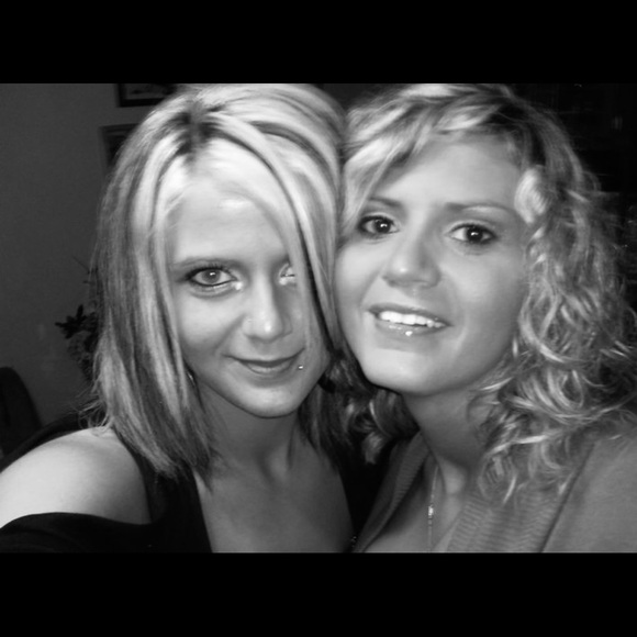 Meet your Poshers, Maria & Crystal - Picture 1 of 1